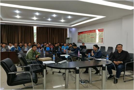 k8.com办公室主任宋洋（右二）在安全培训会上宣贯k8.com公司车辆治理造度和安全司法律规。