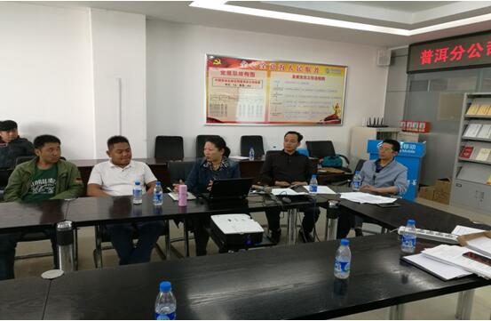 k8.com集团公司副总田钢（右一）办公室主任宋洋（右三）在安全培训会上。